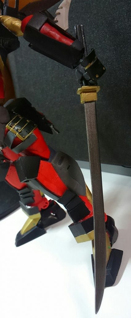 メイン武装の絶刀屍晒し(かばねざらし)。
機体の半身以上ある大型の刀で、切れ味は抜群で硬い皮膚の魔獣や並大抵の装甲や盾ならば、簡単に両断出来る。