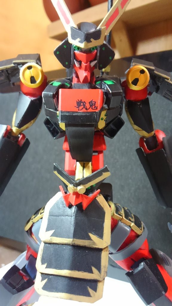 防神ファミリアの機体は、魔除けや厄除けとして「鬼」をイメージした機体ばかりで、戦鬼にも鬼面を模した頭部や装甲が付けられている。