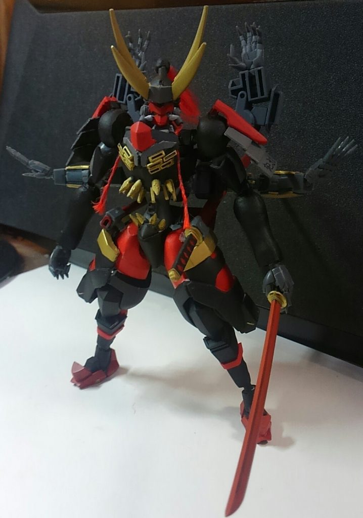 本機に新しく搭載されたサブアームは大きく分けて2つの使用用途があり、上部2本は武器の保持用,中部は魔法による防御用である。