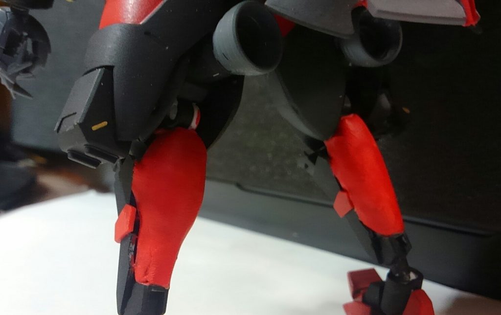 皇鬼も戦鬼と同じように、脚部や腕部,腹部など機体の至る所に魔獣の筋肉を使用している。
特に、脚部は嵐神を使用した時の反動を耐える為に、筋肉を三つ編みにし更にその三つ編みを3本に束ねるという頑強な造りになっている。