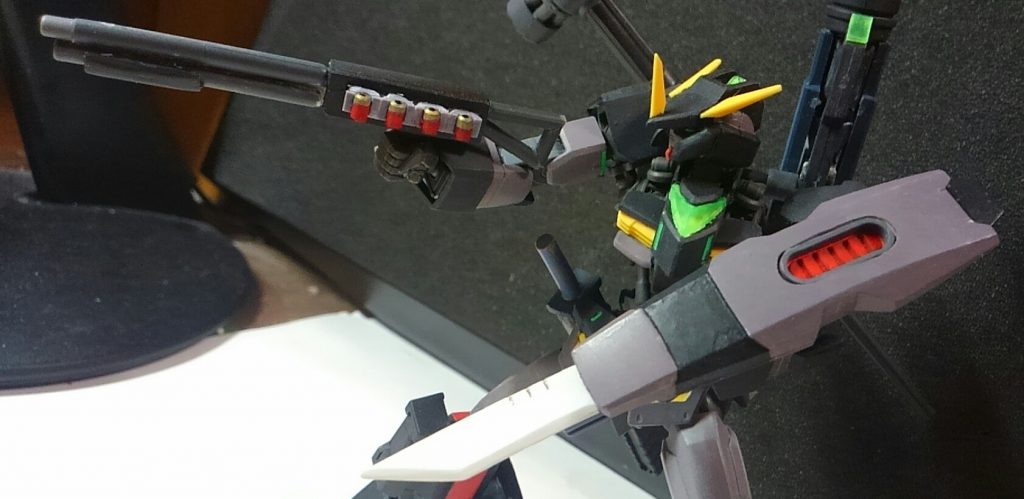 ショットガンとヒートソード付きアブソーブシールド。
ショットガンのリロードは、バックパックに格納してあるサブアームが自動でリロードしてくれる仕様にしました。(※あくまで設定です)
アブソーブシールドは、通常,高火力関係なくすべてのビーム攻撃(※ビームサーベルなども含む)を吸収し、ヒートソードや特殊システム等へのエネルギーに変換される仕様です。