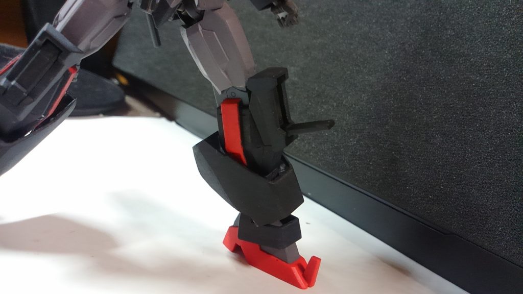 補助武装として脚部の格納されているビームサーベル。
脚部ラックだけでなく、瞬時に対応できるようにつま先部分にもビームサーベルが展開できます。(イージスやスローネシリーズみたいな感じですね)