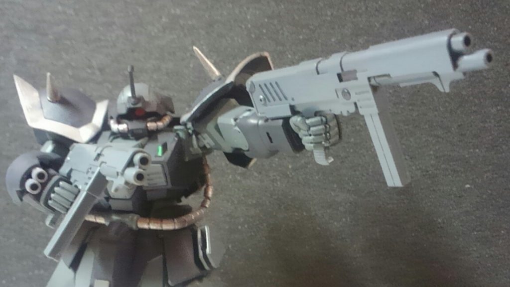 メイン射撃武装の90mmマシンガンです
ザクⅡF2型のが余ってたので両手に握れるようにトリガー部分を削っています
マシンガン2丁持ちのイフリートってかなりカッコいいですよね~