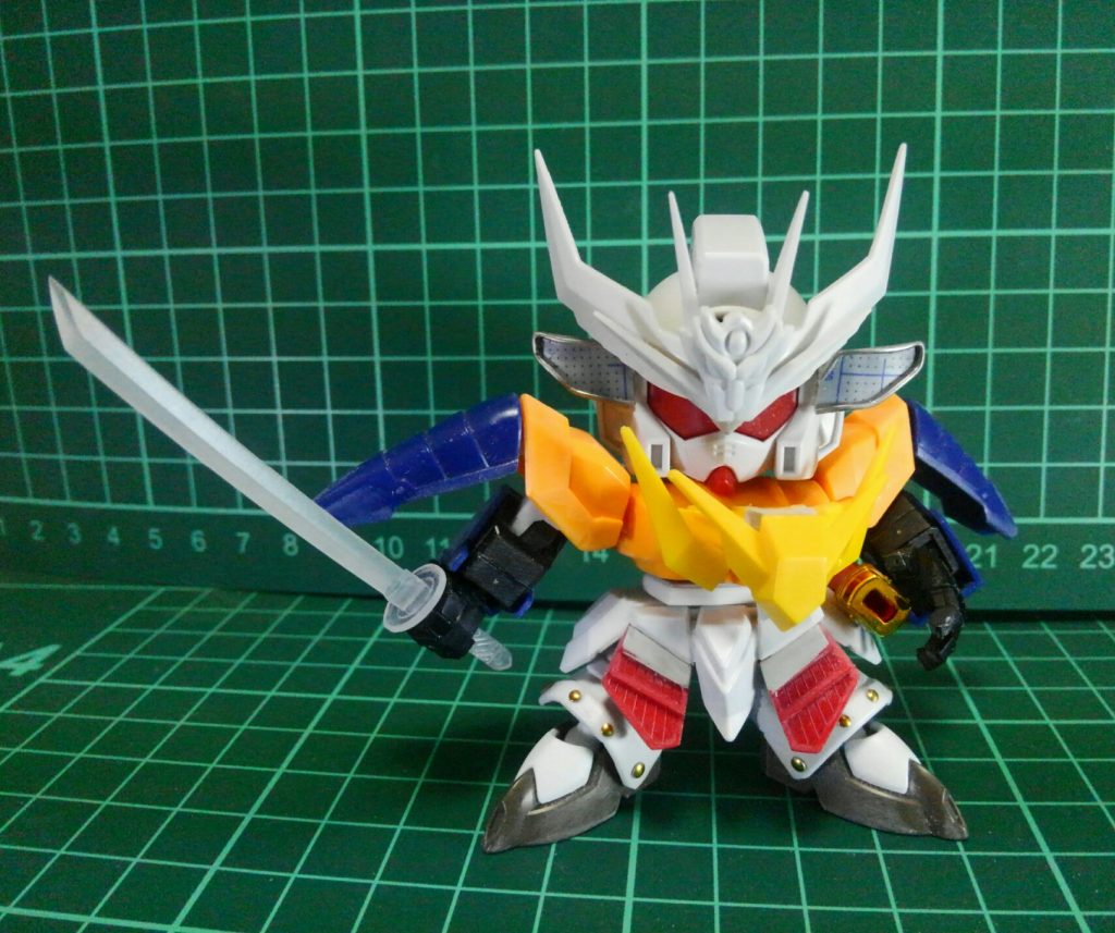 腕は丸々LGBB武者頑駄無。腰の鎧も武者。肩や手甲に孔明リガズィ。兜の前立ては厳顔ガンダムから。