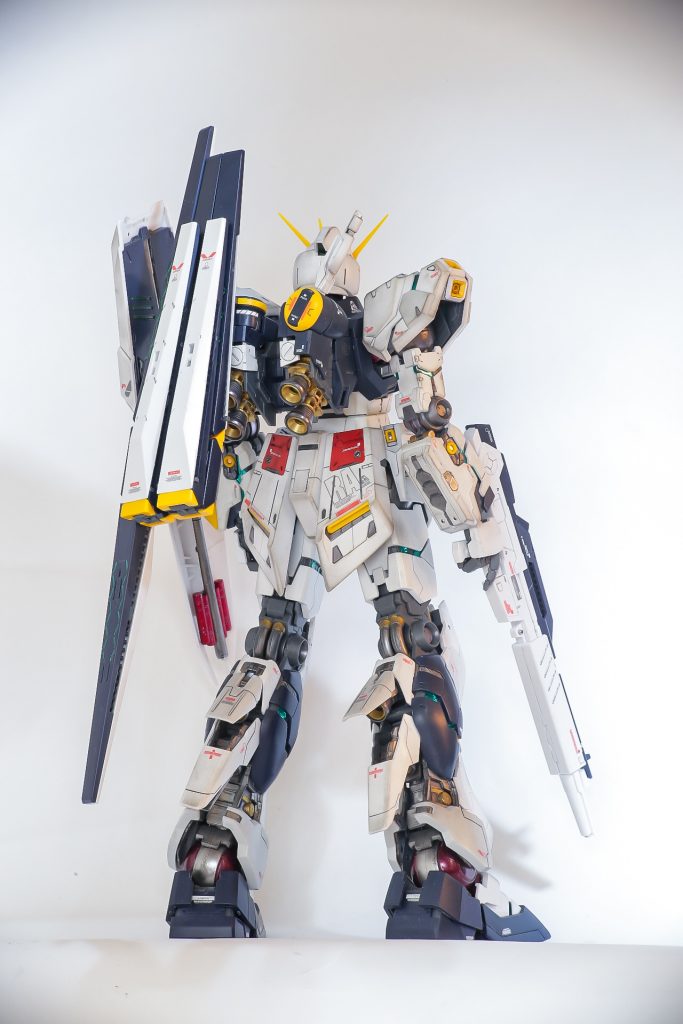 後ろ姿。サイコフレーム展開してます。