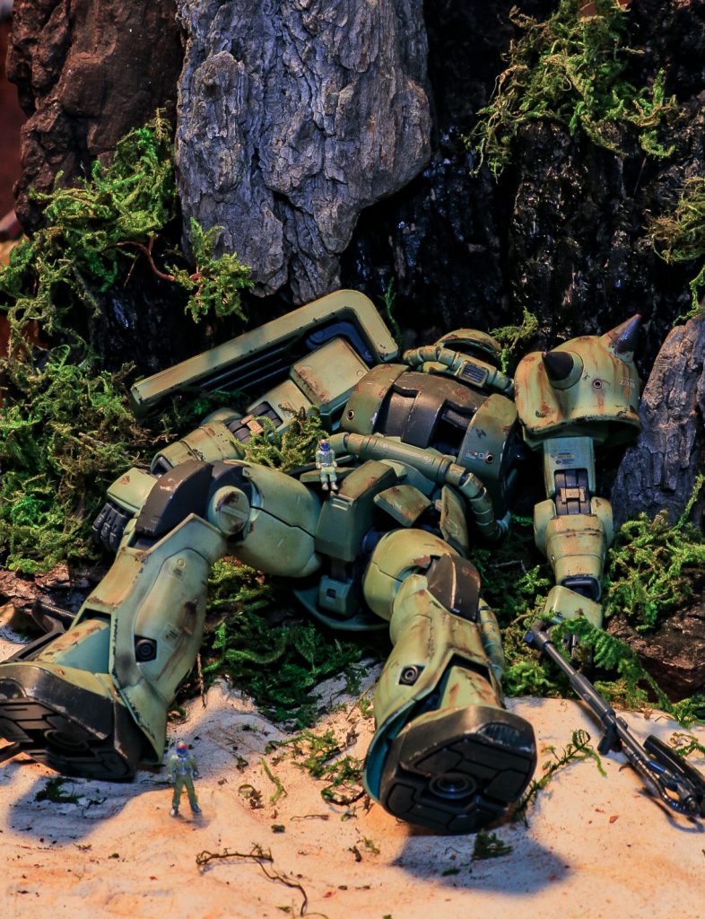 全体にウェザリング施した後にデザインナイフで錆び表現するところを傷つけてクレパスで錆を乗せて行き、最終的にラストオレンジにて錆の滲みを表現。