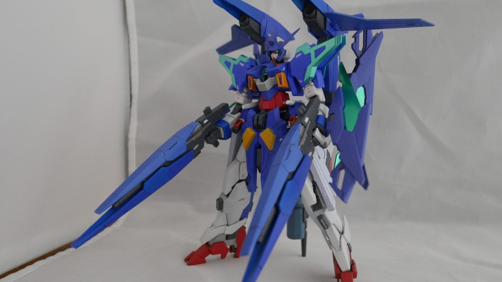 デザイン面での親和性があると思い、肩はA-Zガンダムのパーツを使いました。
バックパックと主武装のライフル2丁もA-Zガンダムの物を使っています。
また、腰はフリーダムのレール砲を使っています。