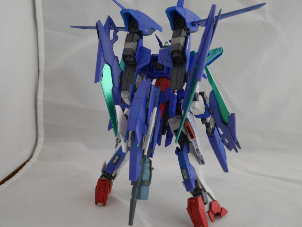 Fファンネルは腕とバックパックにマウントしています。
バックパックを取り付ける為に、
AGE-2本来のリアスポイラー(?)を泣く泣く切り取っています。
ハイパードッズライフルは予備兵装になりました。