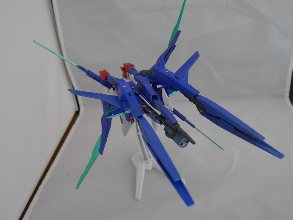 ストライダー形態への変形も可能です。
Fファンネルの位置が本家と違いますが、
フェニックスモードに近いシルエットにできました。
ブースター兼キャノンの追加により高スピードの強襲が可能です。