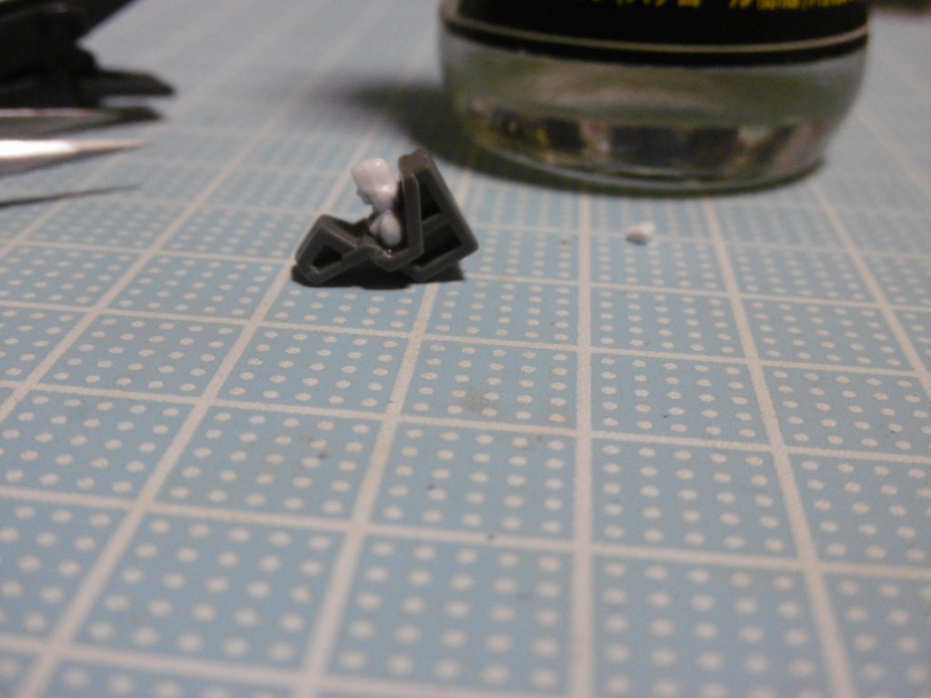 ABS+PS の構成ではありますが、大きな力のかかる場所ではなく通常の接着剤を使用。
同時に、ザビーネの後頭部もヤスリ等で散髪しておきます。
これを行っておかないと、干渉によりキャノピーが閉じません。
外見が多少変わってしまっても、命には代えられないでしょう。