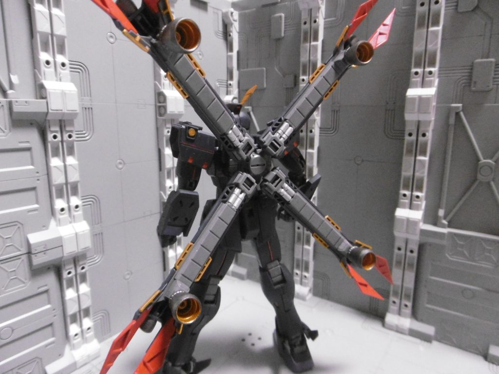 背面は腰をスクリュー・ウェッブ装備型(左右)にし、部分塗装。
スラスターの基部側を明るい銀に。各推進器は明るい金&焼鉄色。