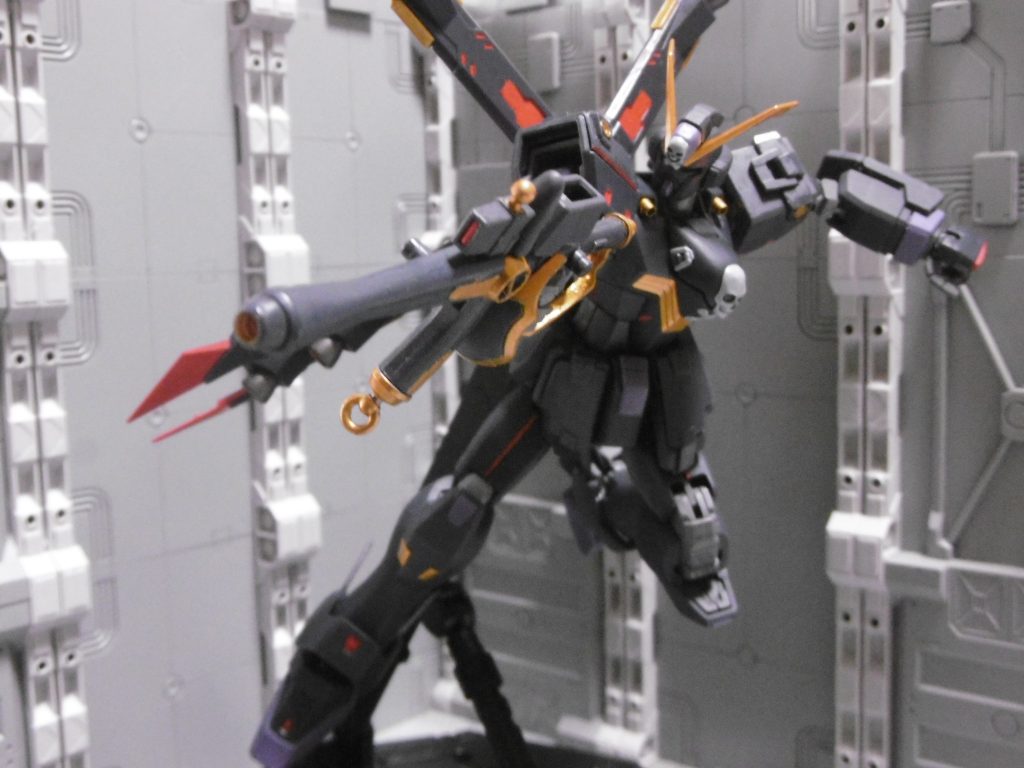 ザンバスター銃口内は金色に。
丸い金具のような箇所はABS製ですが、塗装して周りと統一。
可動部でなくても組み込み時にABS同士でのヒビ割れの恐れがあり、ABS塗装はお勧めしません。