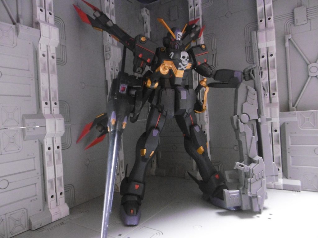 「もしもコア・ファイターを奪われていなかったら?」を想定しました。
それでもスラスターは大型化せず、しても推力不変なままかもしれません。
しかし発狂後のザビーネなら、復讐心から何らかの改修を施す可能性もあり、改スラスターも推力強化ではなく威圧目的かなと。
キンケドゥとの最終決戦で敗れるも脱出機能で生き残り、
トビアが受け継いだX1をキンケドゥ搭乗機と誤認し、
以降も執念で追い回す。
そういったIf設定を想像した結果、今回の表現に至りました。