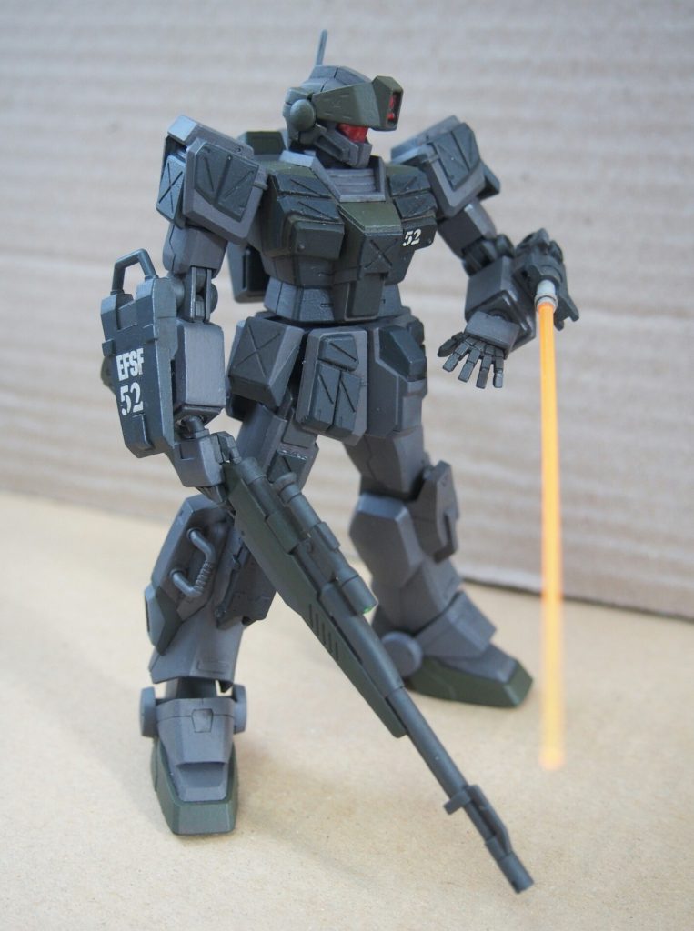 スナイパーライフルを使用する際､標準型のシールドは邪魔になりそうなので右腕に小型のものを
左腕にはストライカーから流用したサーベルを固定させてます