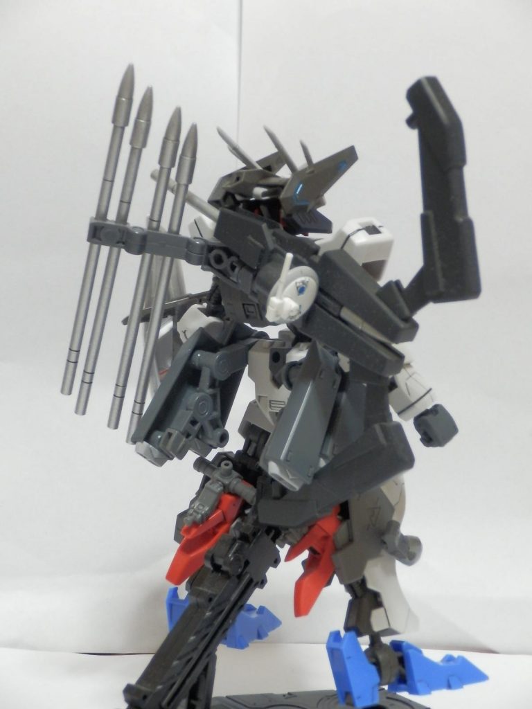 工廟発見当時_背面

装填済みの『1枝』と懸架された『4枝』が現存する最後のミストルティンとなる。