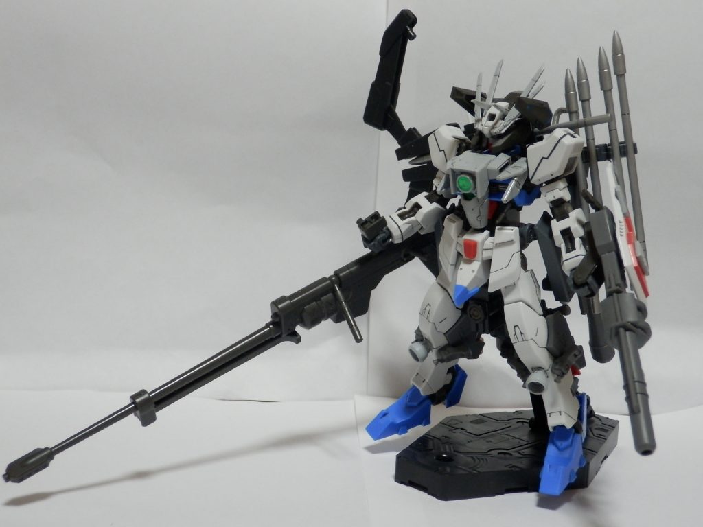 フルアームド仕様_正面

とある傭兵が乗って来た元乗機に搭載していた武装を移設した即席仕様。

とは言え、本機も元の乗機同様狙撃特化なので、愛用のスナイパーライフルとの相性は抜群だ！