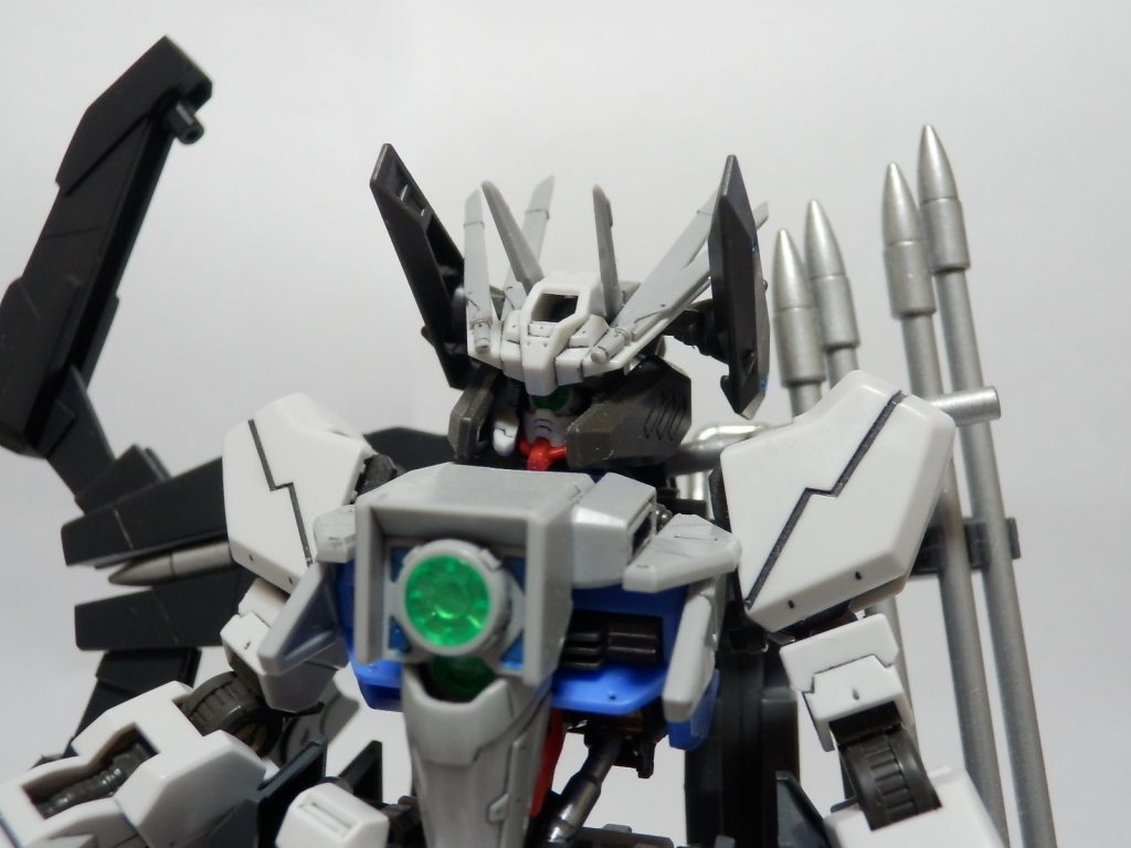 頭部アップ

見辛いですが、頭部は単眼式複合センサーアイ仕様と言うことで。

これでも元の乗機の三連ターレットよりも高性能と言う(設定)