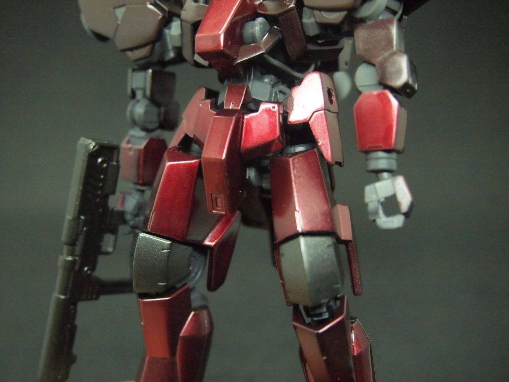 メタル塗装の表情も観察しておきたかったのでそのまま下地を残している箇所もあります。
フレームはメカサフスーパーへビィをそのまま。ちょっと物足りなかったかな?