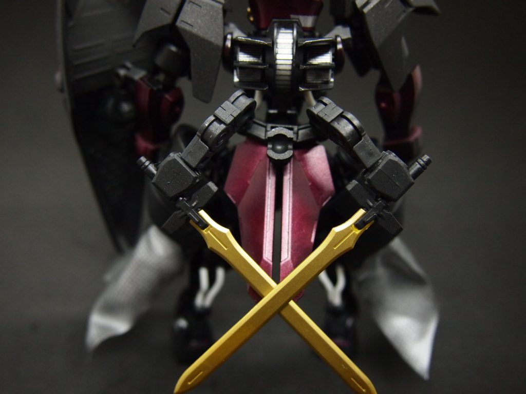 ヴァルキュリアブレードはそのままサブウエポンとして携行している。
腰部アームはあくまで懸架用で複雑な制御はできない。