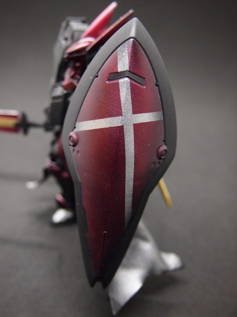 シールドは小型のヴァルキュリアシールドを廃し、
対弾性を上げるため、大型のものに変更されている。
一説によるとこのシールドは前世紀に存在した宇宙海兵隊の
指揮官機のものをモデルとしている。