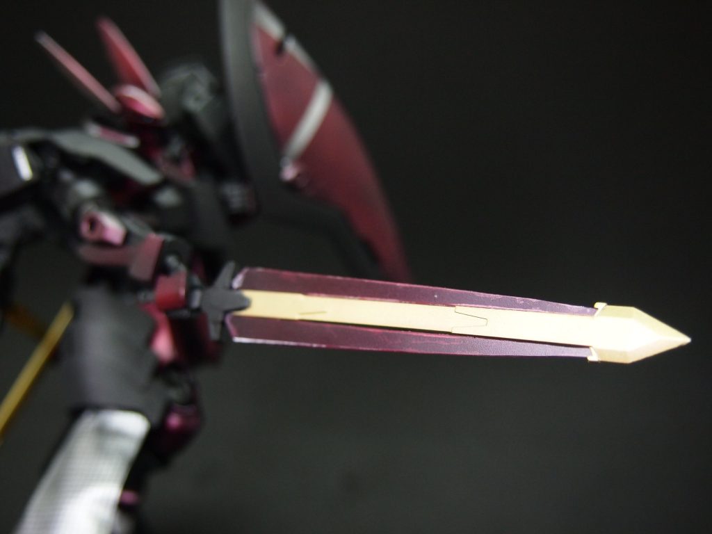 さらに本機では攻撃力の引き上げのため、新たにヴァルキュリアクレイモアを装備。
刀身部はヴァルキュリアブレードと同じく特殊超硬金属とし、
さらに刀刃部には人工ルビーから生成したクリスタルファイバー素材を用い、切断能力を上げている。
ただしクリスタルファイバー素材はよじれに弱いため、慎重な運用が求められる。