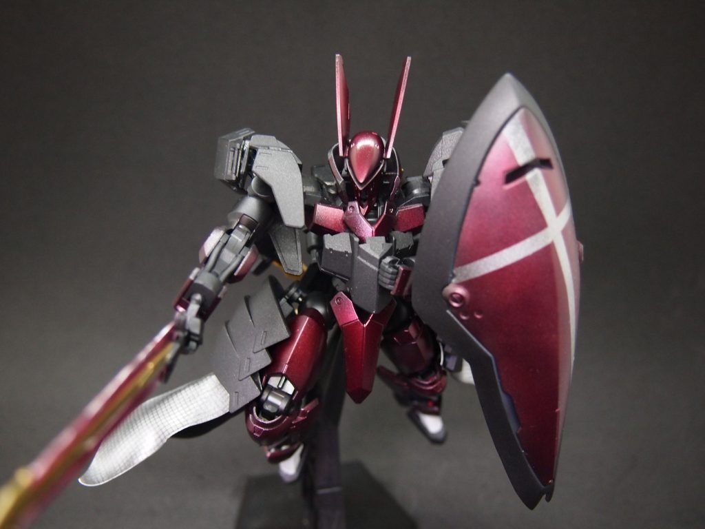 思索段階である肩部アーマーは、後にグレイズリッターへ受け継がれることとなる。
バーニア出力をすべて後方に回すことで爆発的な加速を誇る攻撃を得意とする。