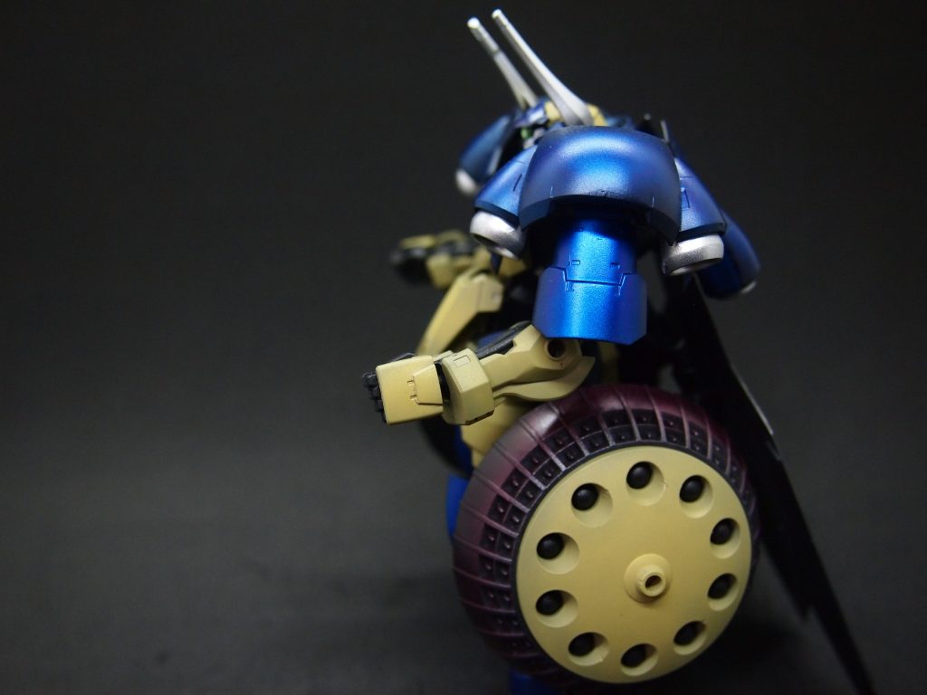 腰部に懸架されたシールドはヴァルキュリアサークルシールド。
中心部はバルキュリアブレードに用いられた希少金属を含有した積層装甲を用いている。
その形状から、使い方次第でMAの運動エネルギー弾もいなすことができる。