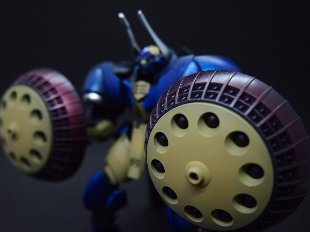 シールド内円に装備された物体はミサイルではなく散弾。
配置の関係上、炸薬式ではなく電磁式となっている。
ひとつの散弾にスペースチタニウム製の弾丸が5つパッケージされている。
射程は驚くほど短いが、咄嗟の格闘回避や小型MA相手に重宝する。

なお、シールドに射撃武器を仕込む奇抜なアイディアは某突撃機動部隊大佐
の提案であるという。