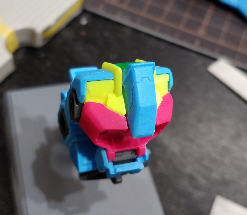 少しゴツいイメージがほしかったので必要な部分にスジボリを施しました。