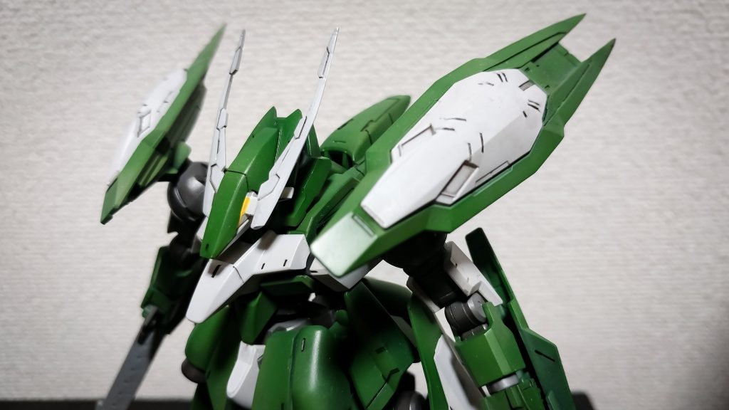 胸部アップ
角やバインダーといった部分は瞬間接着剤を使って尖らせました