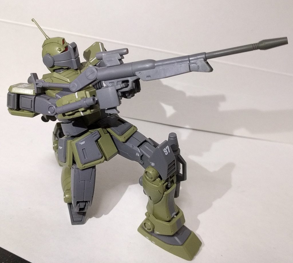 可動域はガードカスタムと同様になかなか良好です
またR-4ビームライフルも先に出たMGの仕様とは少し異なったデザインになっています
左手用に平手パーツが無いので、こだわる方はハンドパーツを交換したりすると良いかもしれません