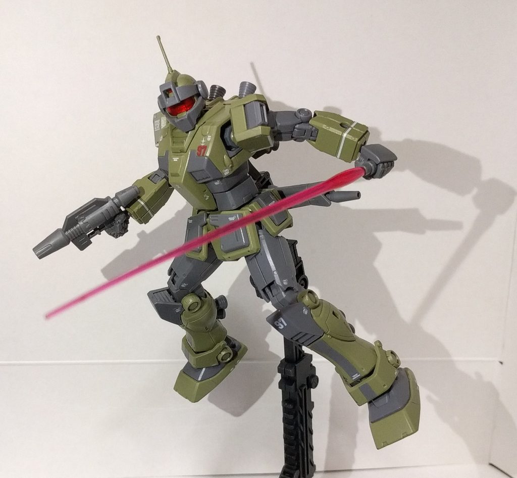 ビームサーベルは腕に付けた状態はもちろん、手に持たせて使用する事も出来ます