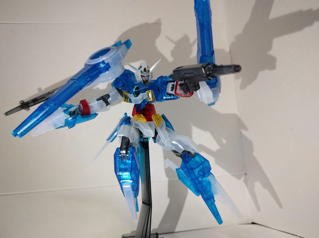 左右のビームマシンガンに取り付けられたツインドッズライフルも取り外す事で手に装備出来ます
またアルティメスに使う一部パーツ(主に接続部)はポリキャップに交換する事も出来ました