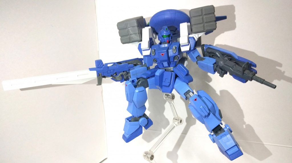 おそらく元のマキシマの方でもそうでしたが、肩部にミサイルランチャーを装備した状態ですと肩がほぼ可動できなくなります、それ以外は問題なく動かせます