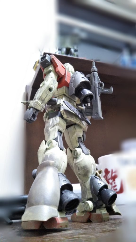 後ろ側には大型バーニア3つ、ブルパップマシンガンと、サバイバルナイフです。