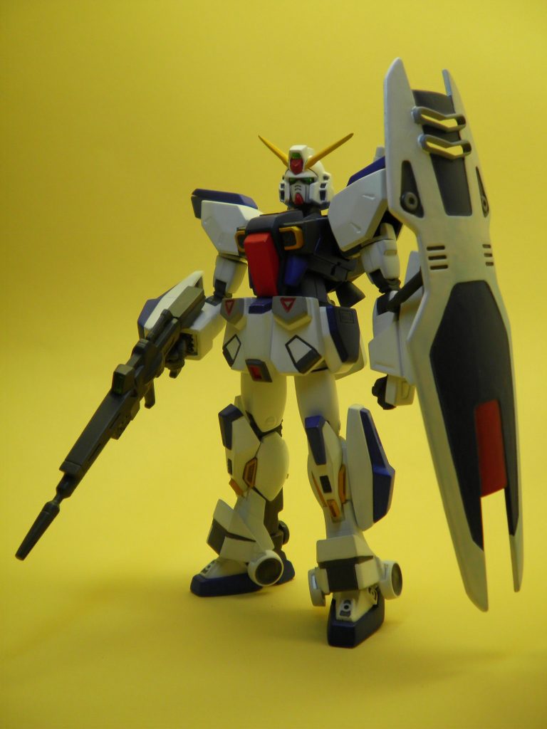 メインカメラ、肩、バックパック、腰部、下腕部、シールドは「1/100 F-90」から流用しています。胸部はプラ板やエポパテなどで新規に作成しました。