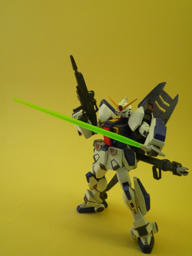 「漫画版F90」の表紙を参考に、フル装備にしました。