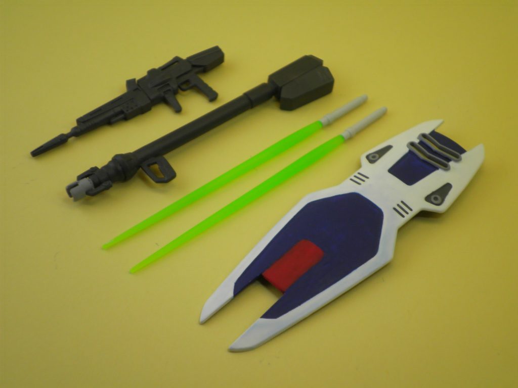 ビームサーベル以外の武装は、ジャンクパーツと市販パーツでミキシング製作しました。ビームライフルのグリップは「RX-78-2」のように可動式ではありません。ビームバズーカは本来、A-Type用の武装ですが、
「漫画版F90」の表紙において後腰部にマウントしているシーンがあるので、オマケとして製作しました。