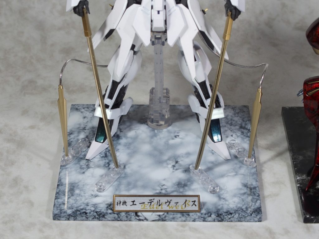 マガツカミと反対色の台座です。
安物の合板を切り出して目止め処理後に蛇紋塗装して、
天面のみクリアー研ぎ出ししました。