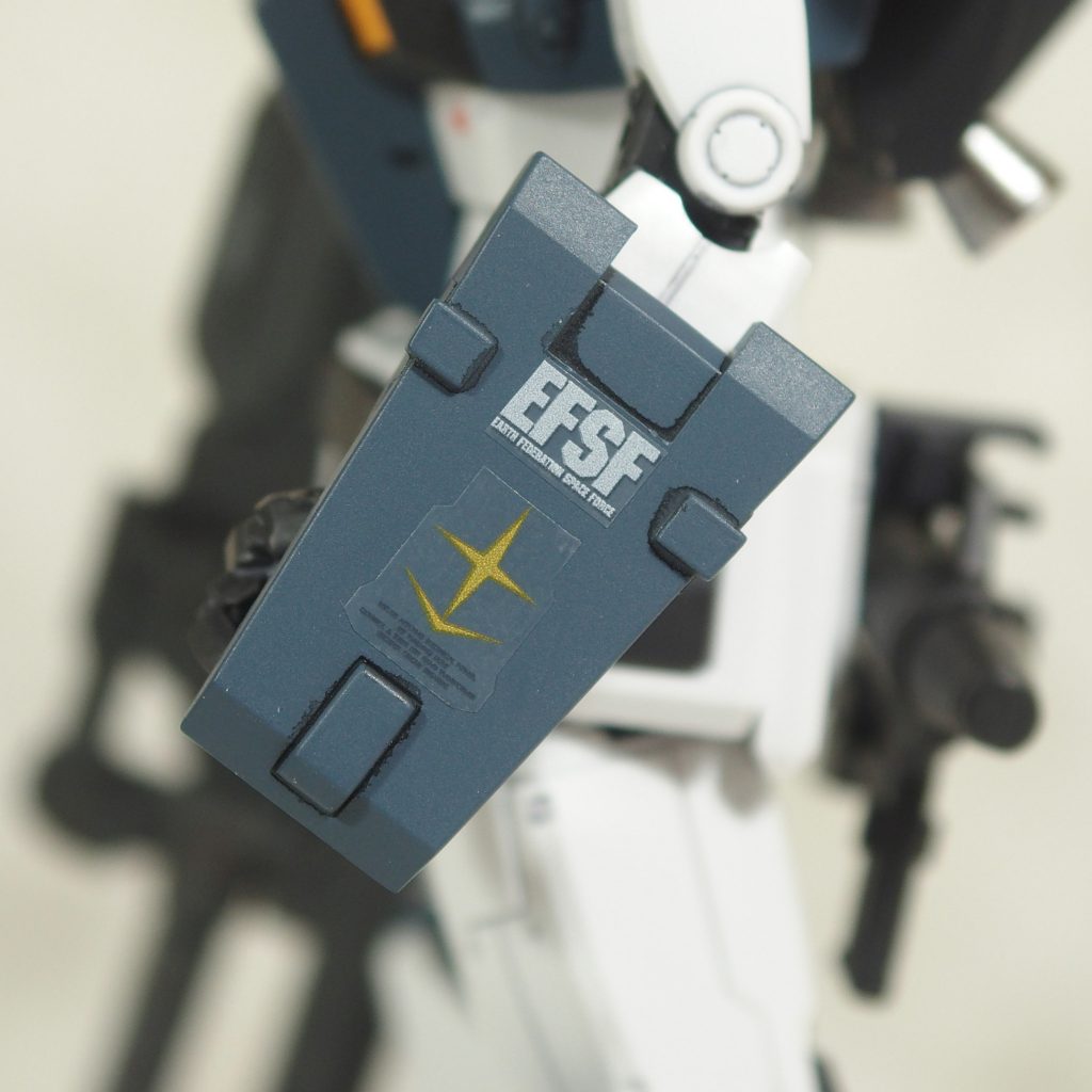 ◆ガントレット
両腕に装備した小型シールド。
ガードカスタムの盾と同一素材で出来ており、非常に堅牢。
使いこなせばビームサーベルやヒート兵器の斬撃も受け止められる。
  MSGフリースタイルシールドからそのまま使用。