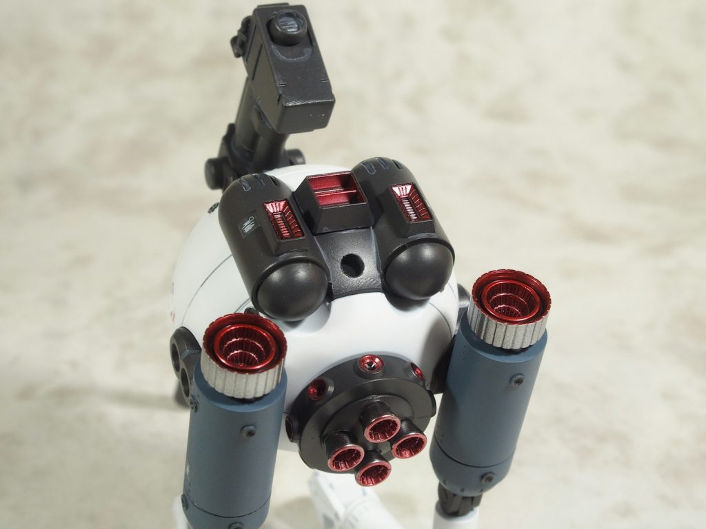 あと、ボールツインセットには専用の台座が付属していますが
チャチなので使いませんよ。
代わりに一般の台座が使えるようにバックパック(?)下部に3mm穴を開口。
裏側はランナータグで軽く裏打ちしています。