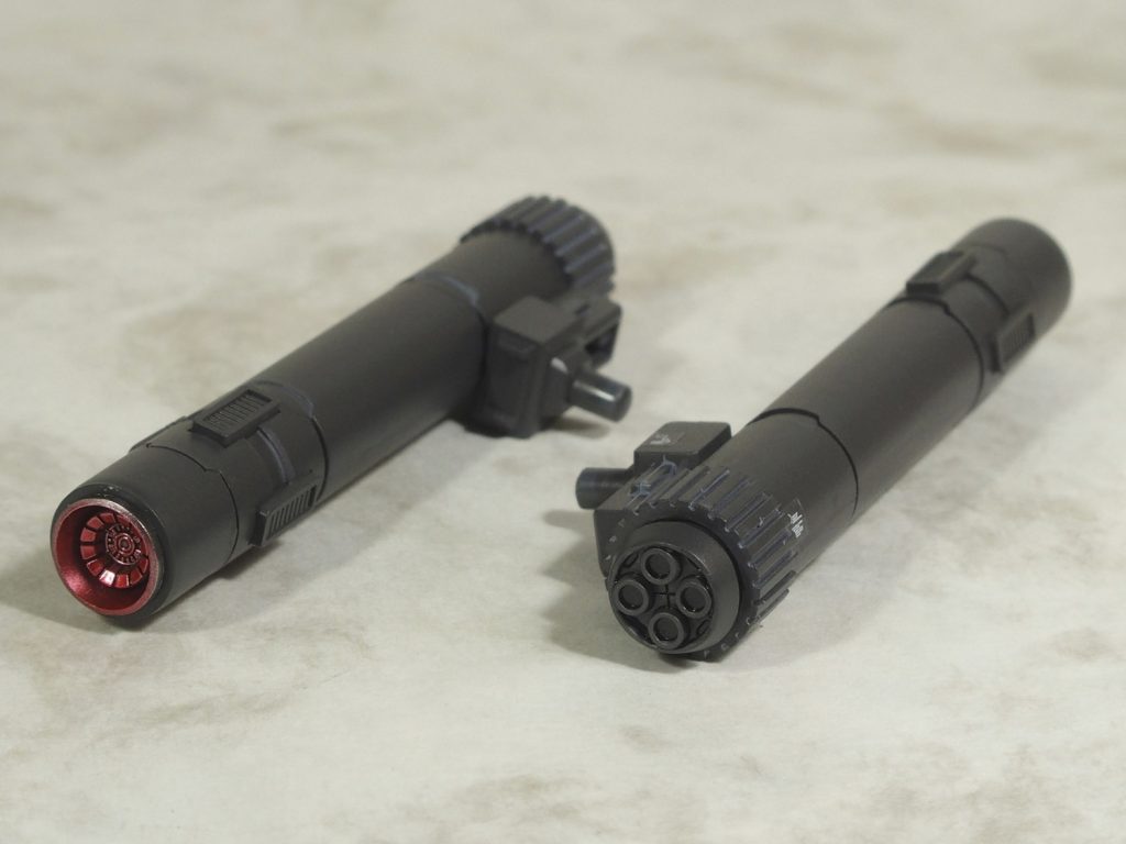 ◆オプションの「アサルトパック」
前1/3は短銃身200mmガトリング砲と弾薬。
後ろ2/3はプロペラントと大出力スラスターユニット。

　　パーツは本体にMSGプロペラントタンク〈丸〉と
　　取り付け部にMSGジョイントセットBを使用。

使用弾薬は[ジム・レイドカスタム](https://gumpla.jp/hg/58520)の胸部機関砲と共通という設定。

元々軽量に仕上がっている機体にこのブースターを取り付けることで
モビルアーマーにも匹敵する大推力を得たと言われている。
プロペラントと弾薬を使い果たした後はまるごとパージして軽量化も可。
たぶん予算管理の人やメカニックマンにはめっちゃ怒られるけど。

圧倒的推力と大口径重量弾をバラ撒くガトリングによる急襲は
なかなかの戦果を上げたとか上げないとか。

余談ですがガトリング弾は砲口のサイズから計算して200mmと設定したんですが、
投稿を終えてからよくよく考えるとボールの低反動砲ですら180mm
（キットの砲口は完全にオーバースケールですね。）なので
200mmはデカすぎるなぁ･･･
というわけで大口径だけど弾薬形状は拳銃弾タイプだと追加設定しました。
短銃身で用途も至近距離に限るので、いわば大口径の機関拳銃のようなもの。
大量の火薬を用いるライフル弾タイプじゃなくて良いのです。
したがって大口径ながらもそこそこの装弾数が確保出来ます。
そして180mm低反動砲の弾薬はライフル弾形状でしょうから
1発の威力は180mm砲のが上っていう事になります。
･････という後付けのこじつけです。
　