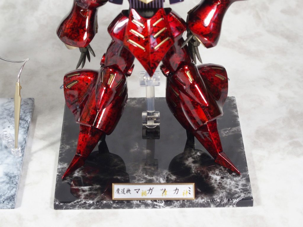 後日、エーデルヴァイスと反対色の台座を作りました。