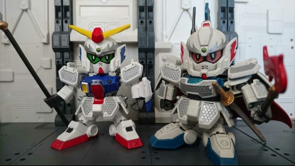 元キットの公孫サンと比較。キャラは公孫サンの従弟公孫越(演義では弟)。公孫サンとこが趙雲しかいなくて寂しいので作った。まあ息子でも弟でも誰でも良かったんだけど演義に登場した弟の名前で製作。クロスシルエットなんかと合わせれば公孫続ジムヘッドになる有能な子。