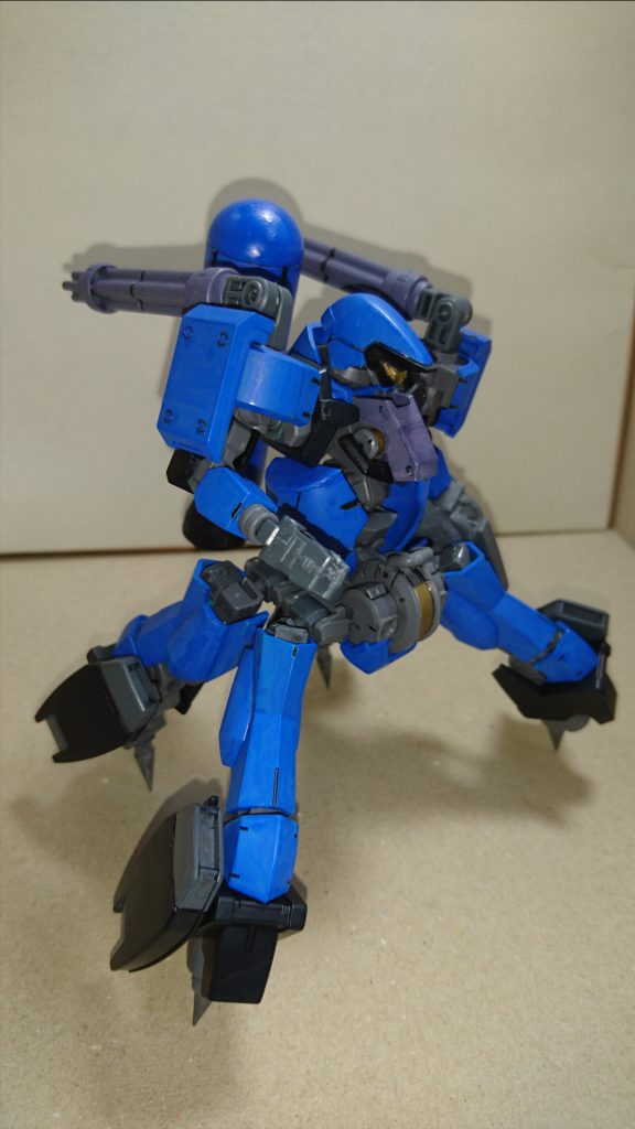 右腕のランスはパージが可能。
その際、小型アームが露出する。
モビルスーツのマニュピレータほどの握力を持つ