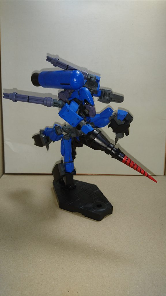 スティンガーランス
本機のメイン武装
先端部に回転機構を備える。
上述のリアクターによる高エネルギーと、ブースター群の力を活かし、猛烈な突貫性能を誇る。