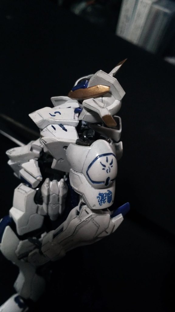 アーサーの鎧にある模様は面相筆で描いています。
ちょっとした遊びとしてギャラルホルン章貼ってみましたが違和感はないと思います。