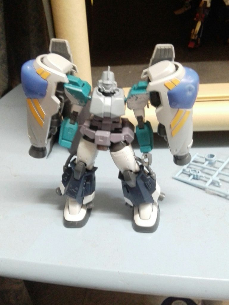 塗装とか改造する前です。頭から胴体のみですがリーオーNPD使ってます。
脚は高機動ザクⅡ、肩と腕がレオパルとダヴィンチとシュヴァルツリッター、スラスターはGP02のを使用しました。