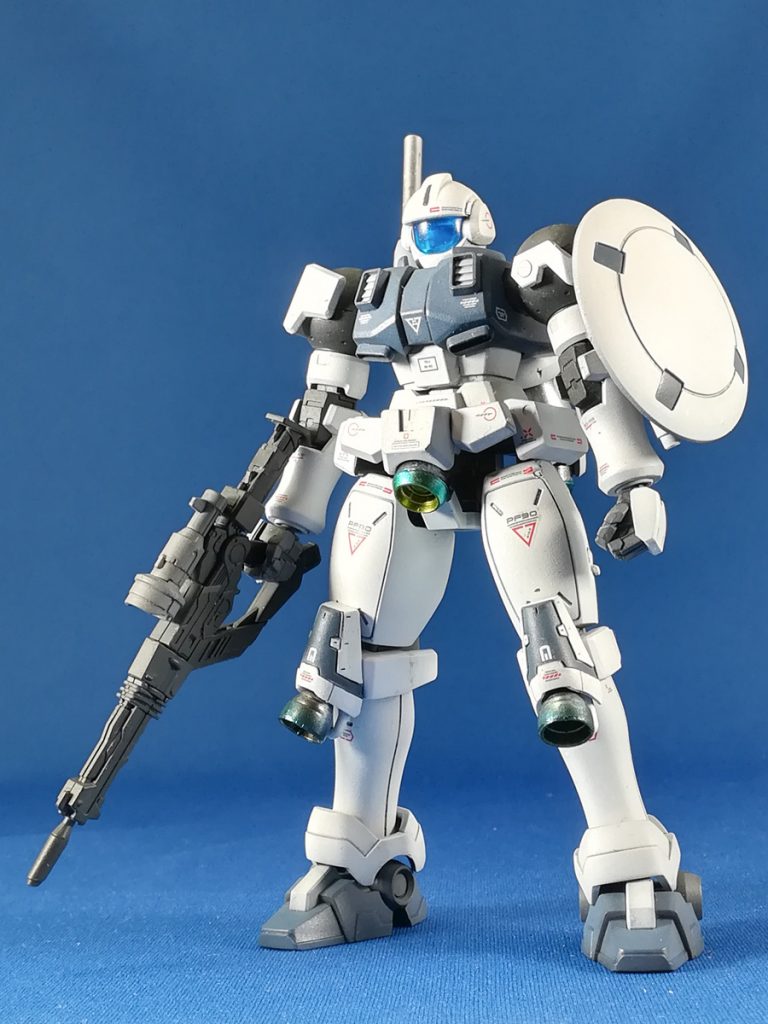 前面
主兵装は精密射撃が可能なビームライフルに。
ヒザの増設スラスターも組み換えでノーマルのものに戻す事が可能です。