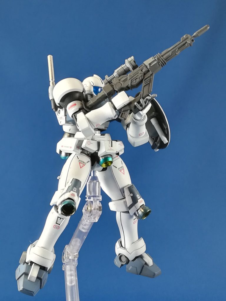 横
ビームライフルを構えています。
これが標準的な装備になります。